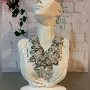 High end European made Elegant Crystal Flower Necklace💎💎🩶
